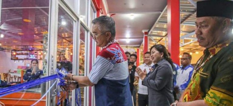 Bupati Malinau Wempi W Mawa, remikan Pasar Rakyat Malinau.